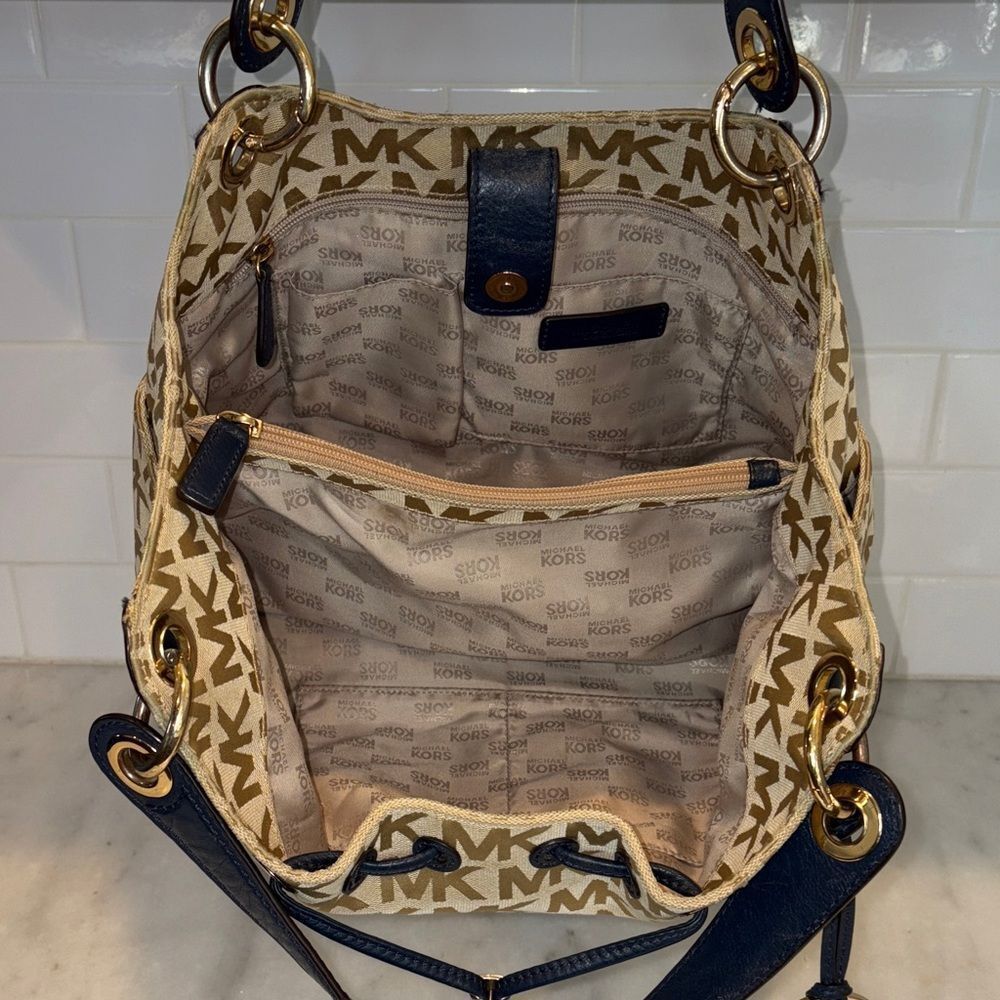 Michael Kors Bag Purse Handbag Ludlow Canvas Signature Drawstring Shoulder Bag - Picture 13 of 17